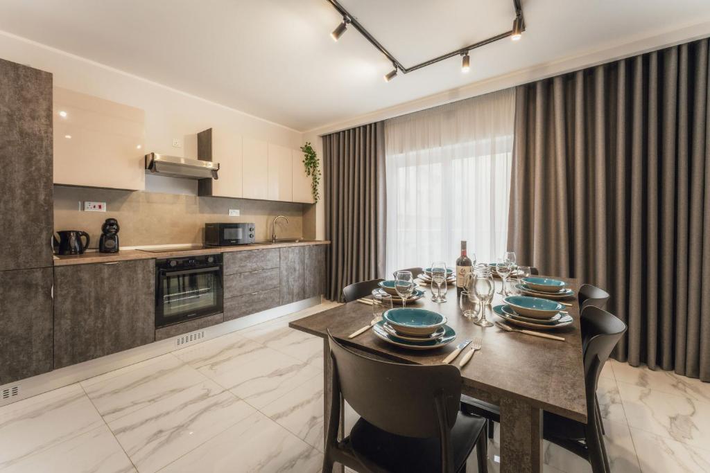 NEW - Only Suites Unit 3 Modern 2-Bedroom apartment with common heated Jacuzzi by SF Homes