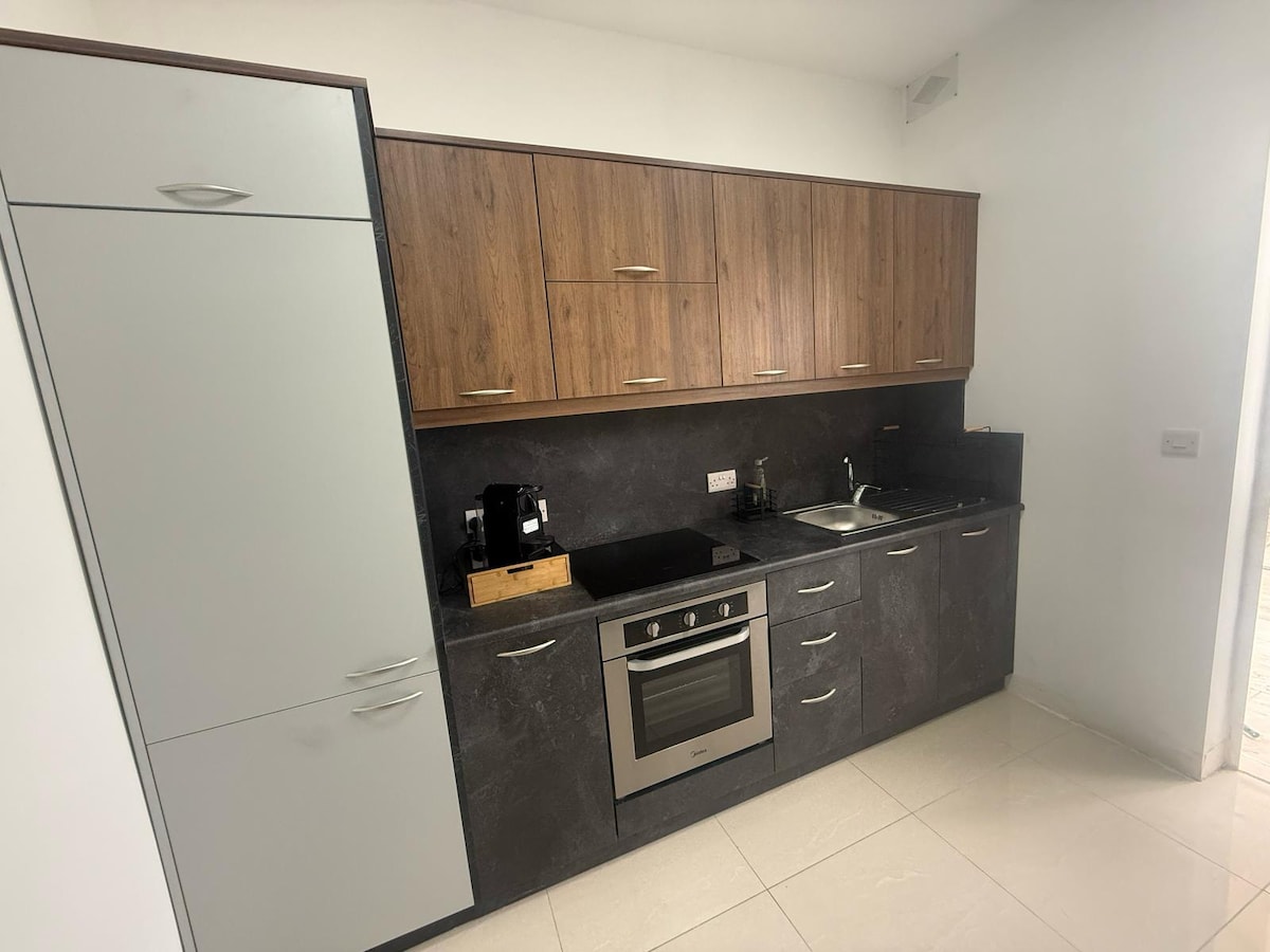 Easy Access to the airport Malta Room3