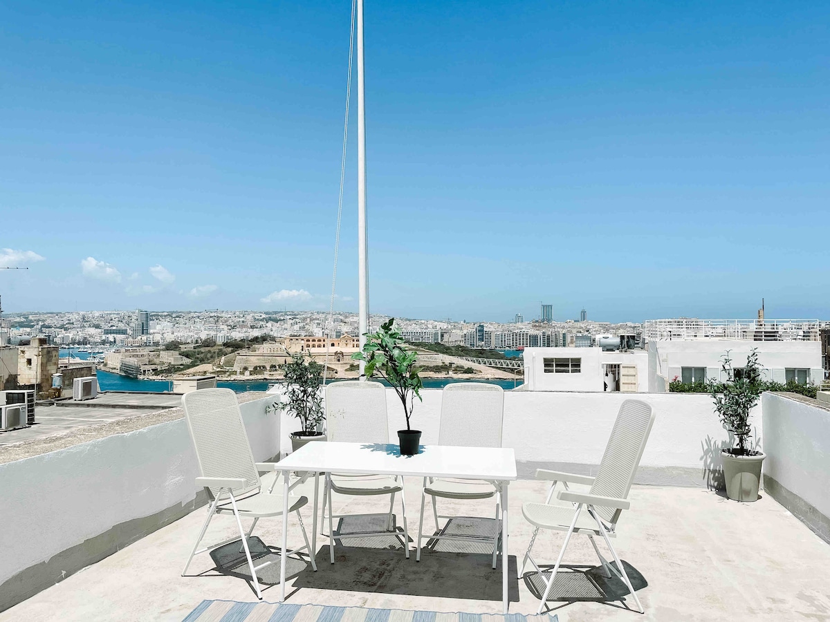 Valletta Penthouse : roof terrace, & sea views,