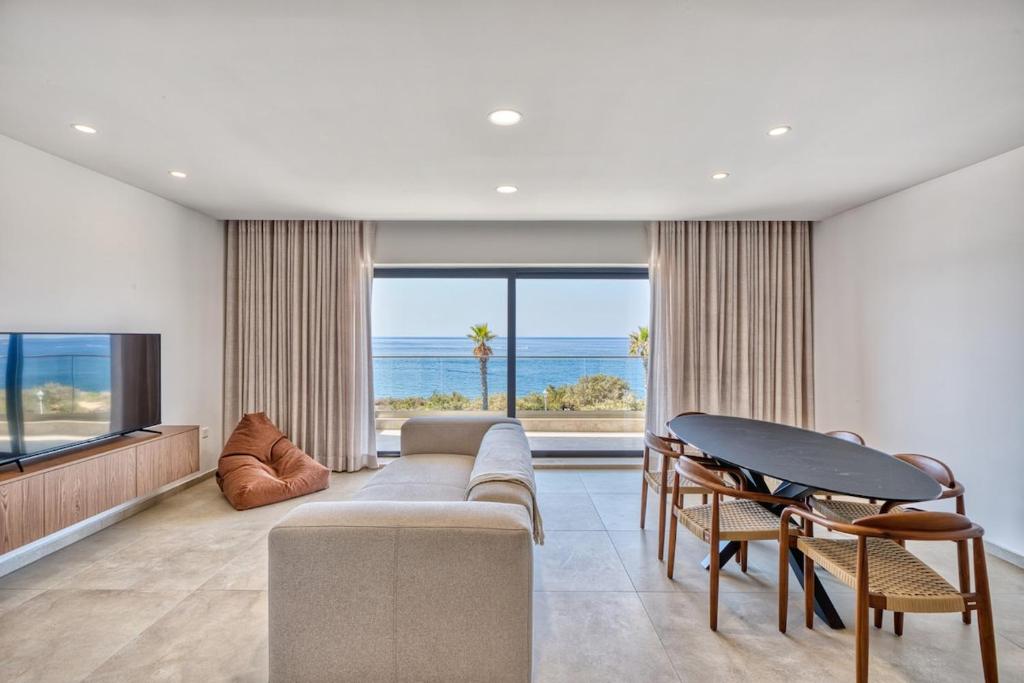 Exquisite Seafront Getaway