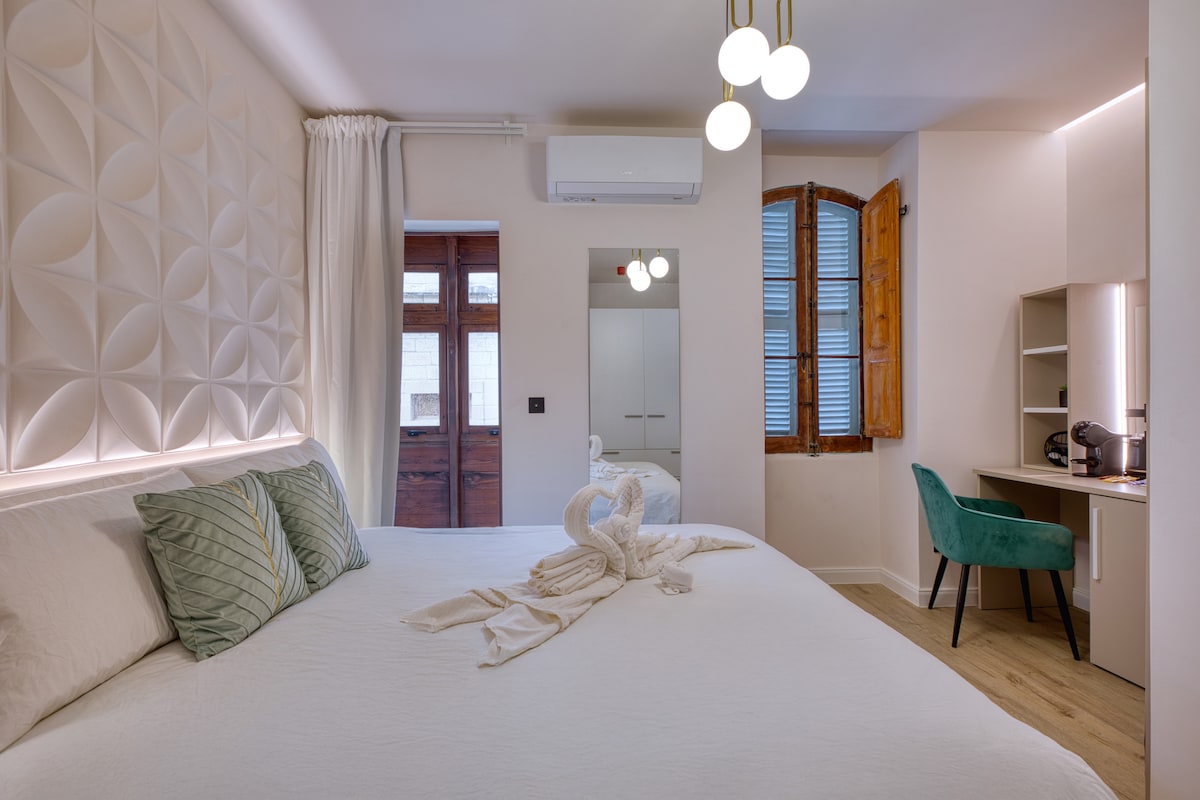 7 Main Gate - Double Room with Balcony