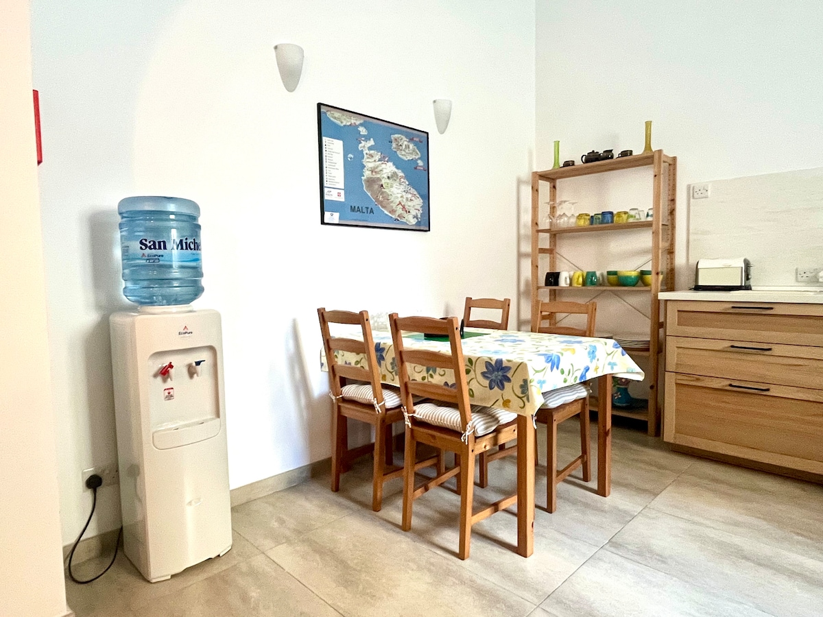 Very large Central suite by the sea Paceville P2