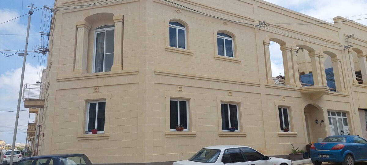 Private ensuite studio room.