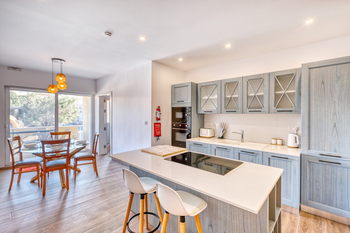 Qala Tranquil Escape - Stylish with Terrace & AC