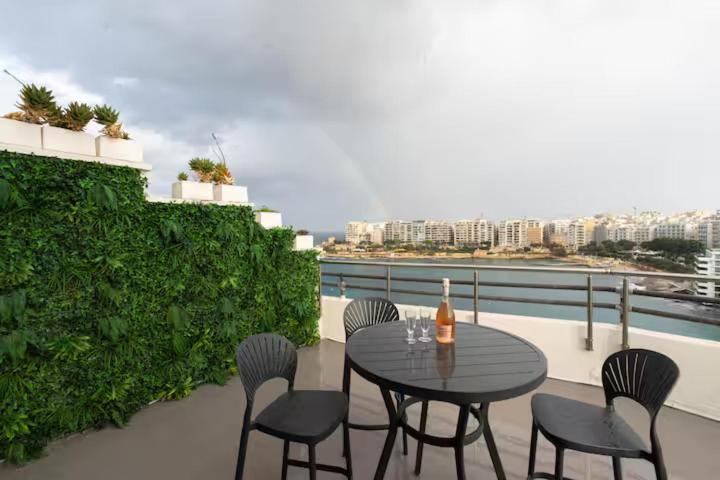 Seafront Penthouse paradise Views of Balluta Bay