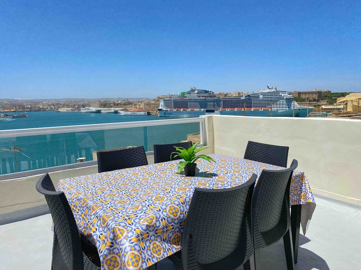 Harbour Seaviews & roof terrace in Senglea House