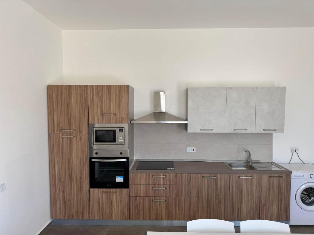 Cozy 1-Bedroom Penthouse - by HostMT