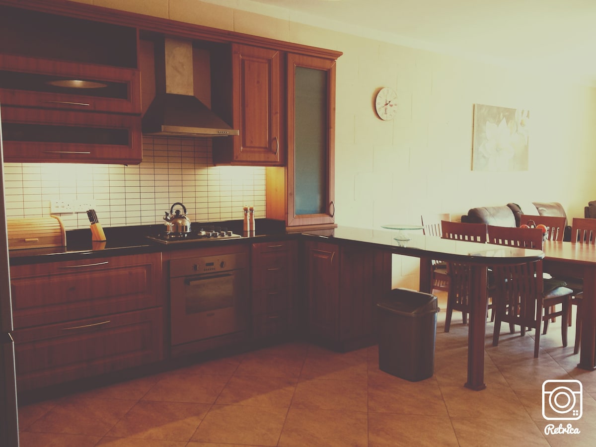 Comfy & Spacious 1BR – 3 Min to Beach