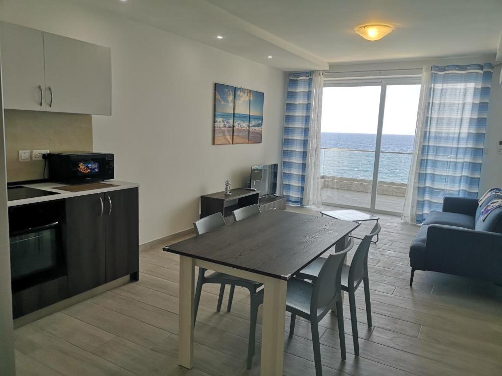 Torri seafront apartments