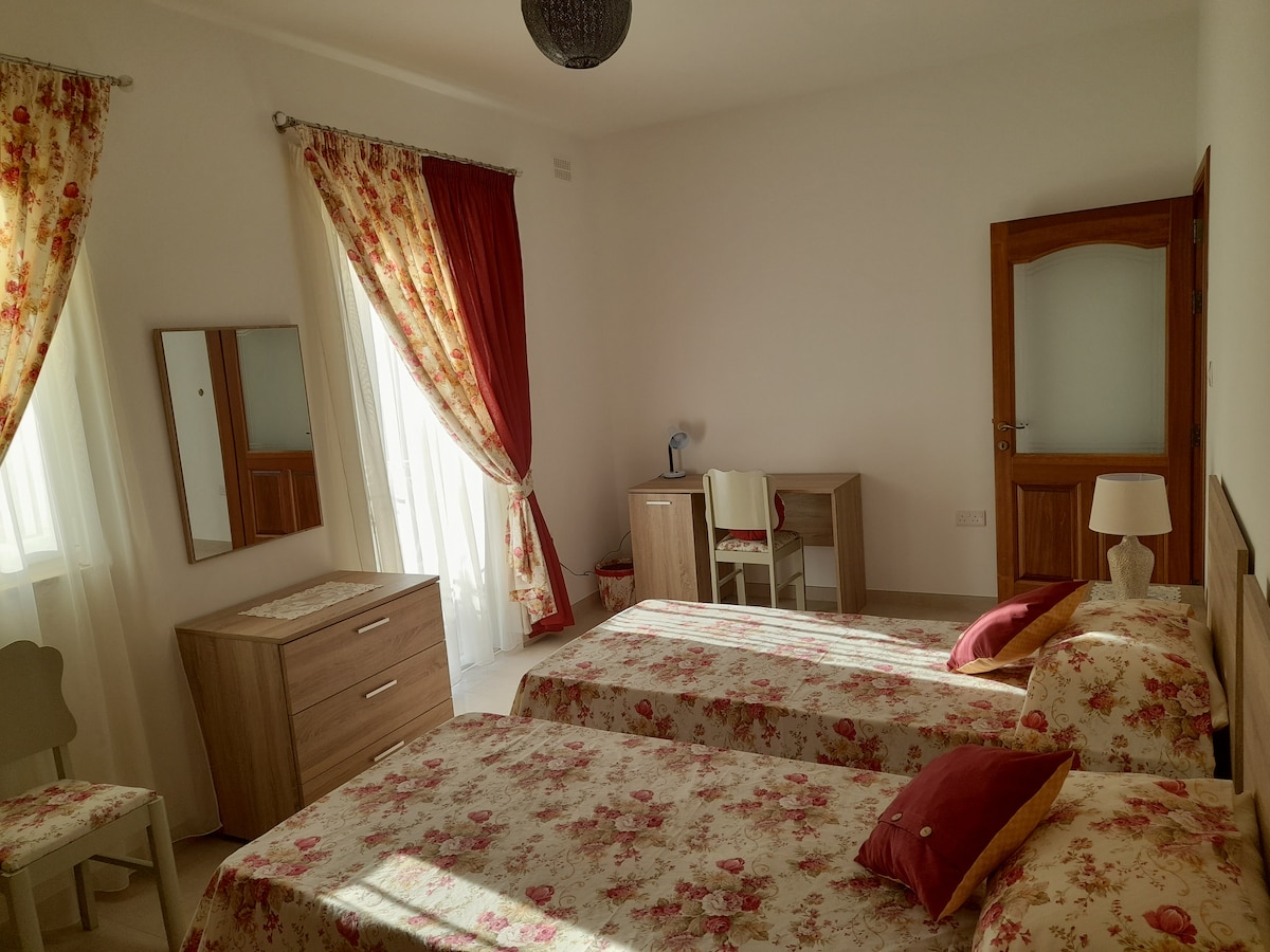 Twin room, w/ balcony & Bfast - 5 min to airport
