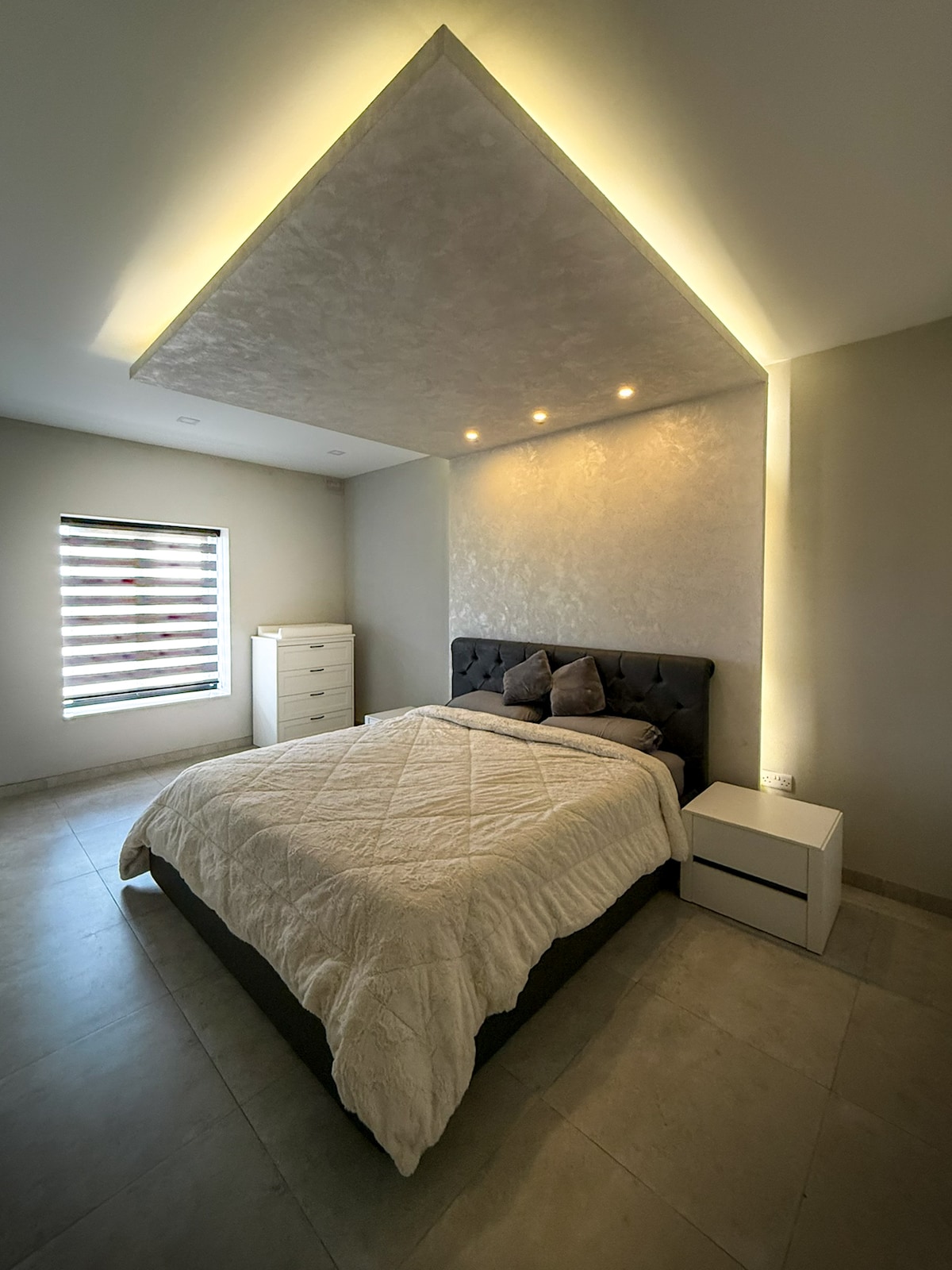 Bright Modern Apartment with Rooftop