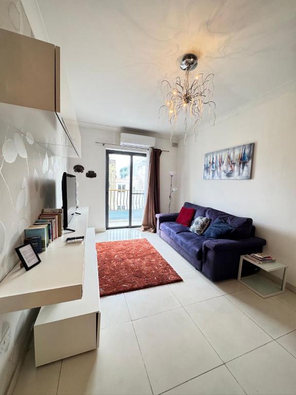 2 Bedroom Apartment - 5 mins from the sea