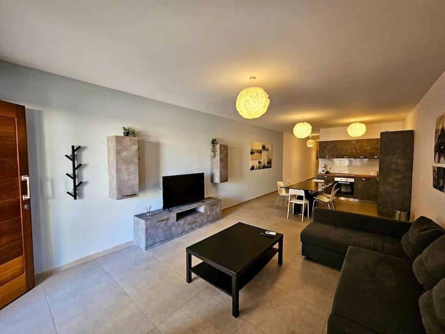 Sleeps 6 Spacious Apartment St Pauls Bay