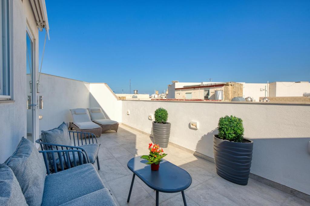 St Venera Penthouse 2 Balconies Big Screen TV