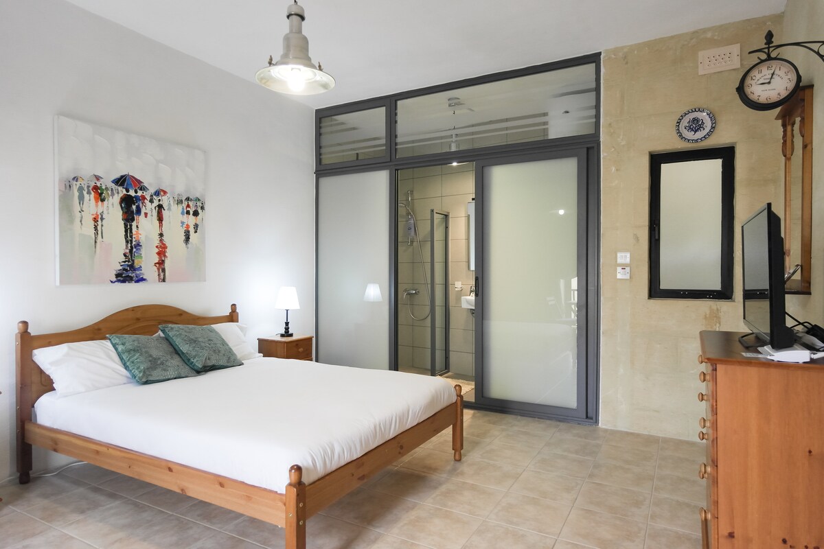 Medina Lodge in Rabat Centre, 5 min walk to Mdina.