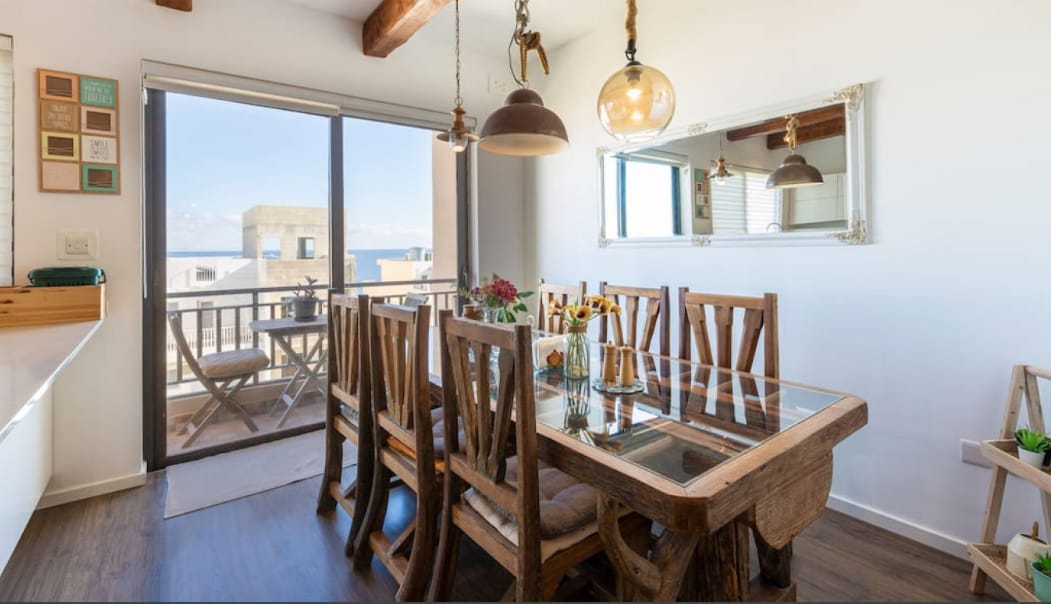 Lovely Seaview Designer APT, Beachside & Fully ACd