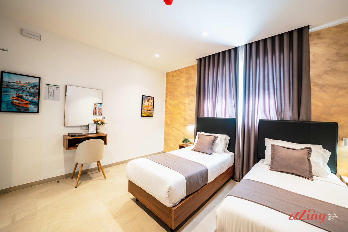 Easy Access Stay | Twin/Double + Roll-In Shower