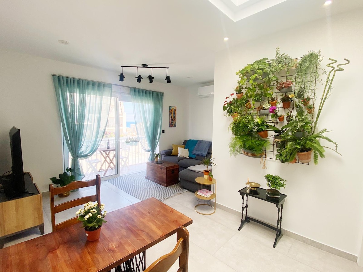 Stunning, private apartment by the beach