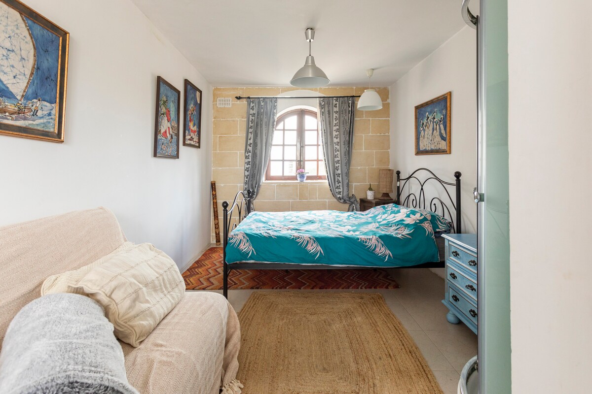 Roof-top Spacious Private Room w bathroom/terrace