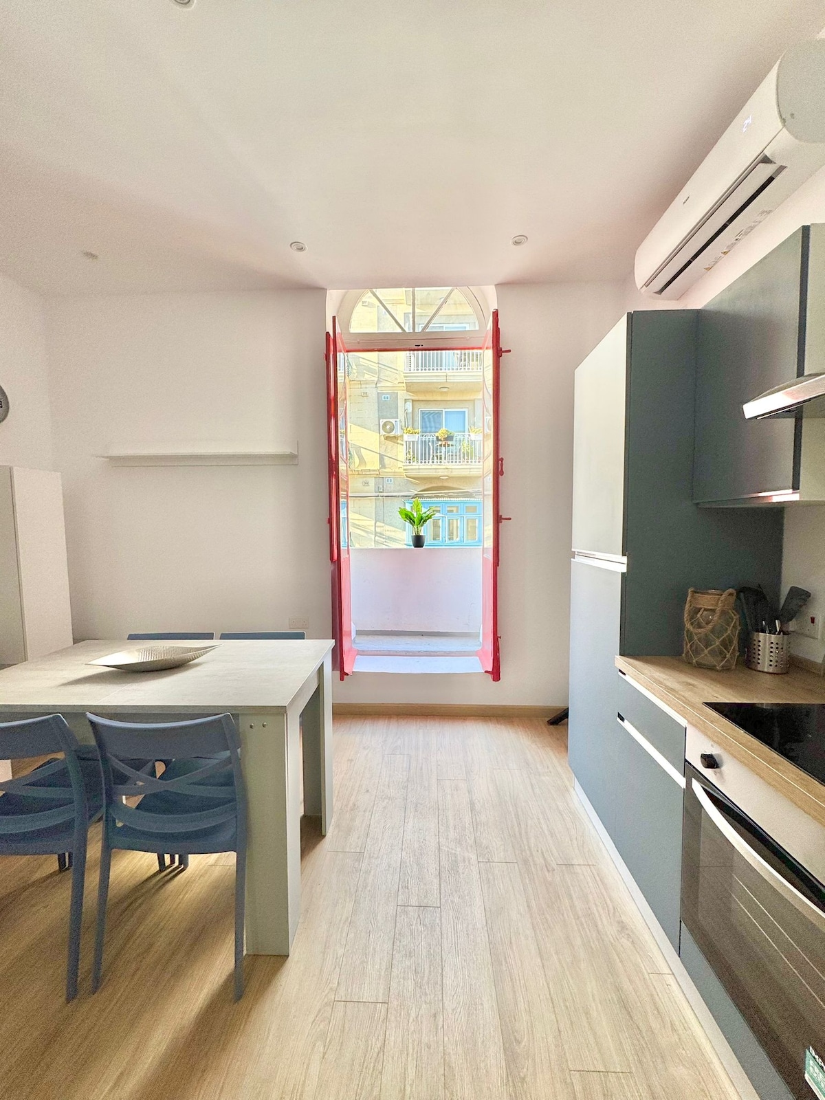 'RED' Modern 1BR Near Promenade