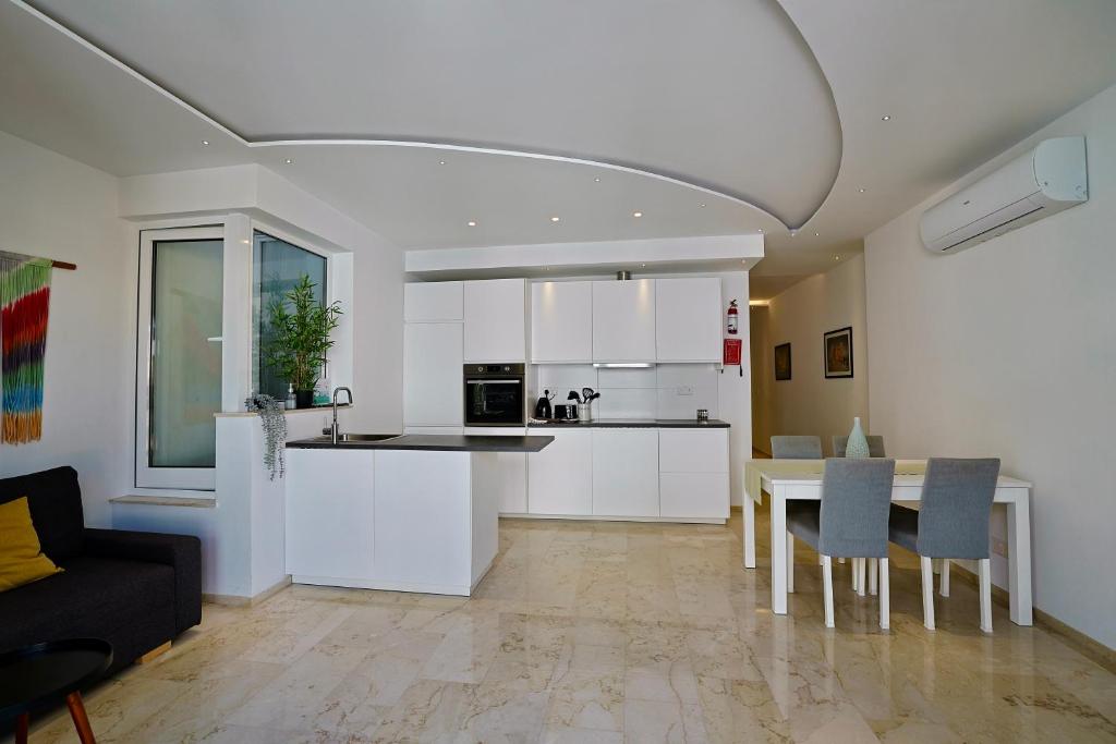 Stay in the Heart of St Julians 11A