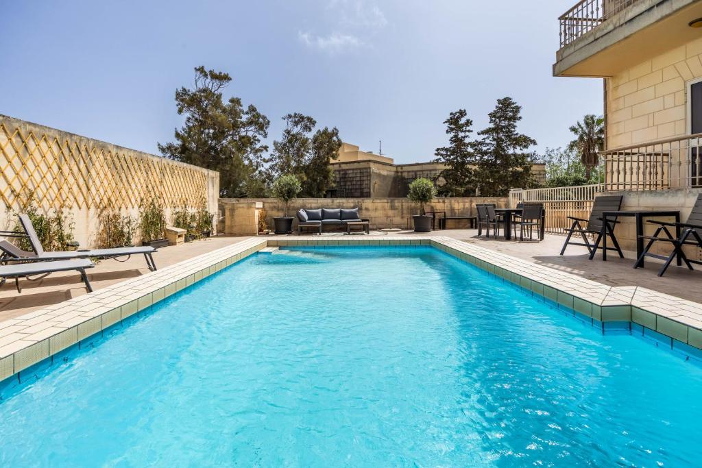 Tranquil Mansion - 3 Bed, Pool, BBQ & Gaming Room