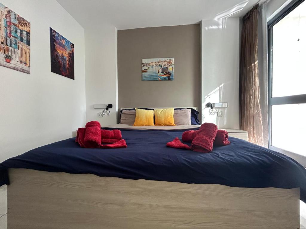 The Comfy Stay Apartment-2 Bedroom, Near Shops, Restaurants & Bus Stop