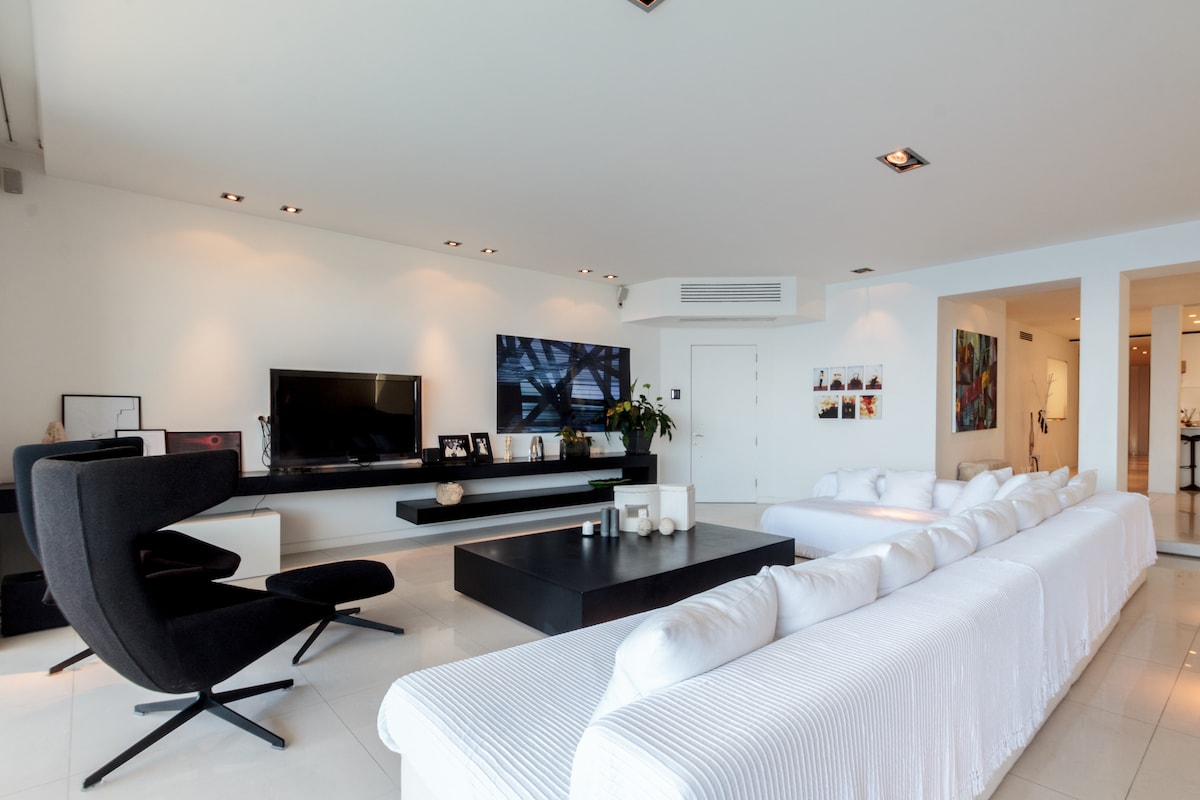 Stunning Design Open Plan Seafront Apt + Ensuite.