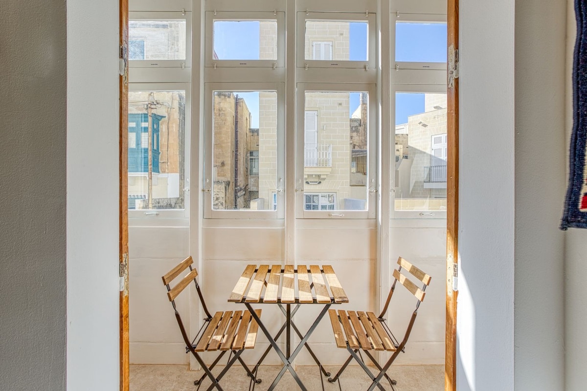 TwentySeven 1Bed Apartment Steps from Sliema front