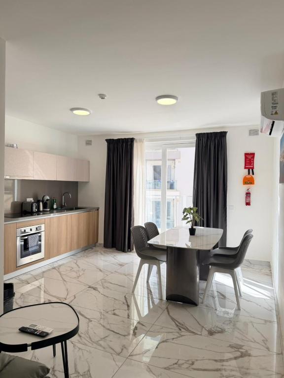 Family Friendly 2 Bedroom Apartment - By HostMT