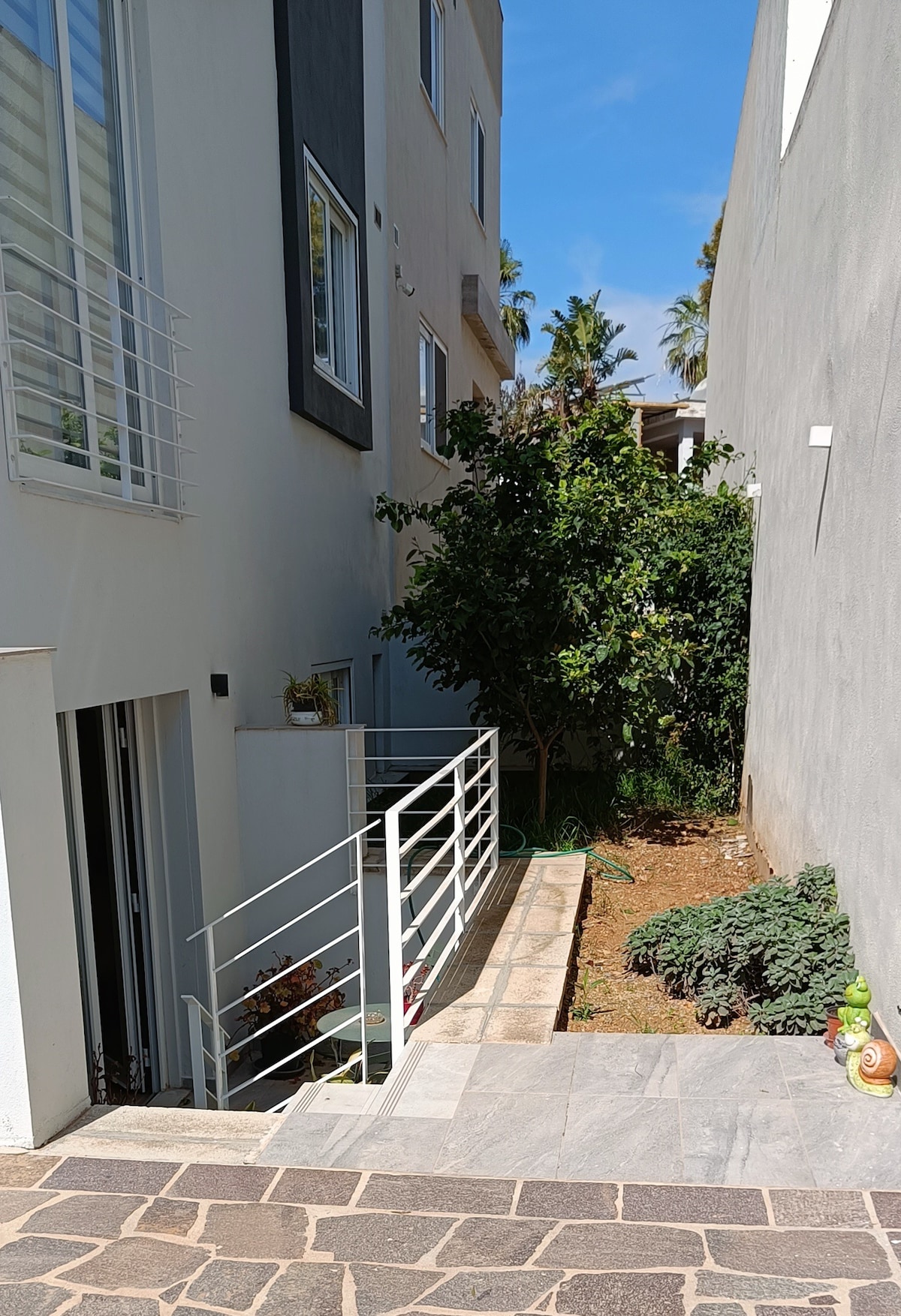 Lovely 1 bedroom air-conditioned studio apartment