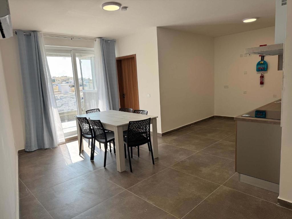 Deluxe Apartment 2 Bed with Balcony - by HostMT