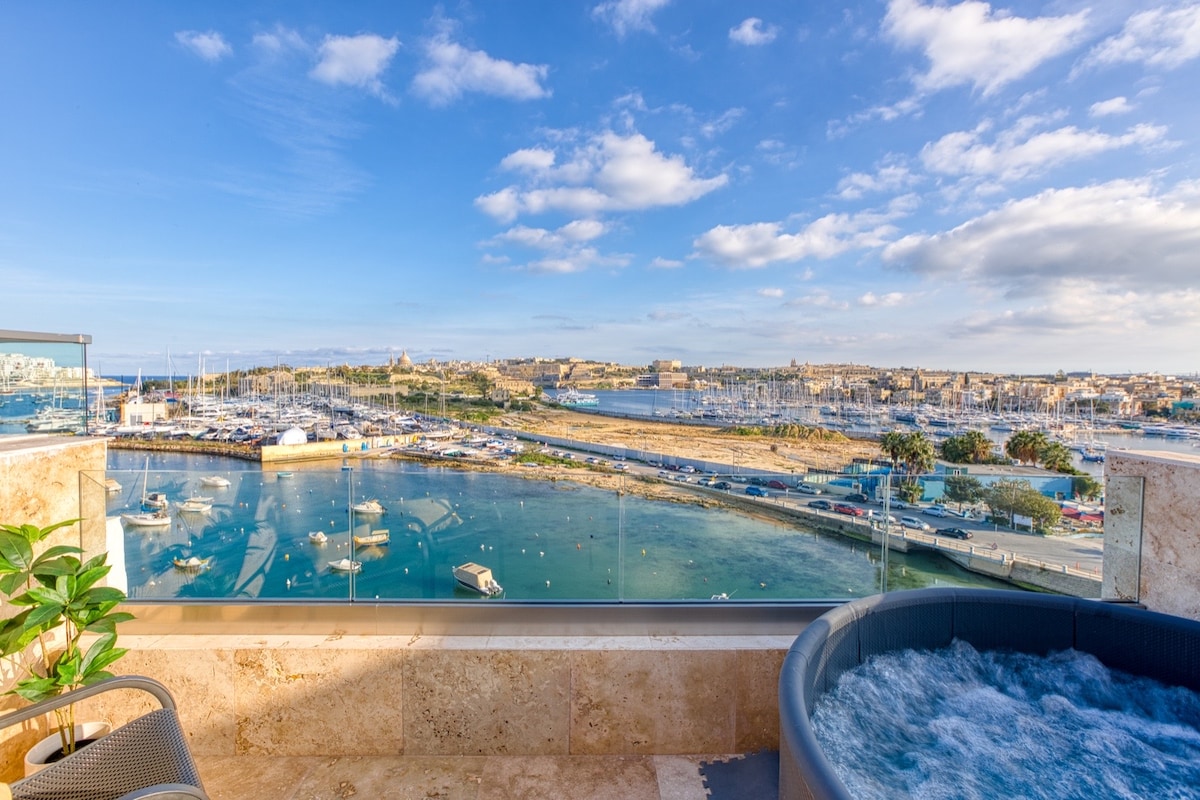 Modern Seafront Penthouse with views of Valletta