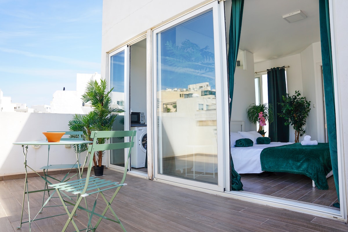 Check In 8pm Check Out 6pm Rituals & Massage 502