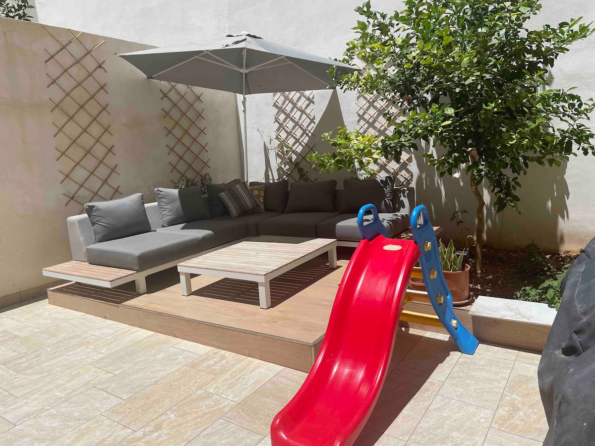 Lovely 1 bed apt with patio