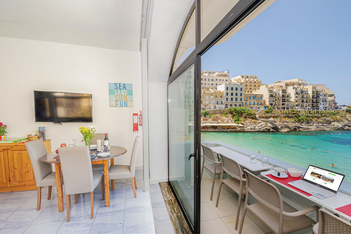 Brilliant Beachfront Apt with Super Sunset Seaview