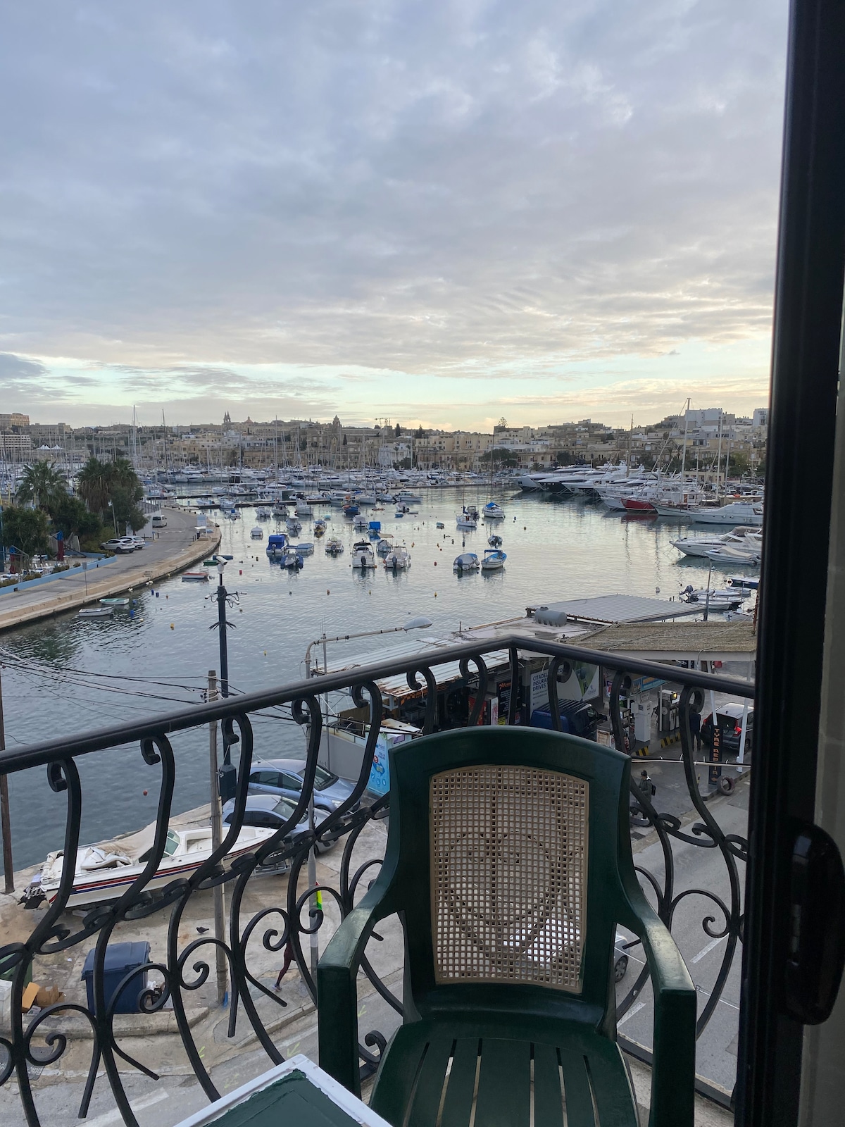 Seafront Apartment with views of Valletta