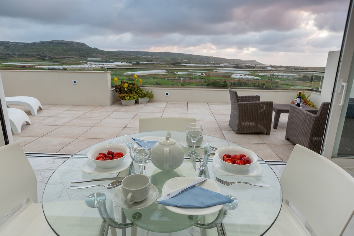 Romantic Getaway! Bringing the outdoors inside!