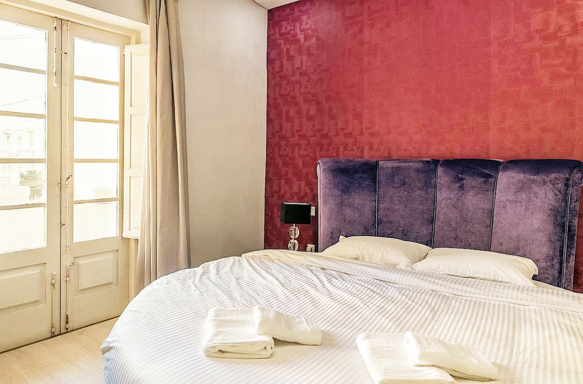 50 sqm suite by the sea in the center of Sliema! 2m2 large round bed! Large Balcony! Bus stop at the door! Super clean and quick to respond!