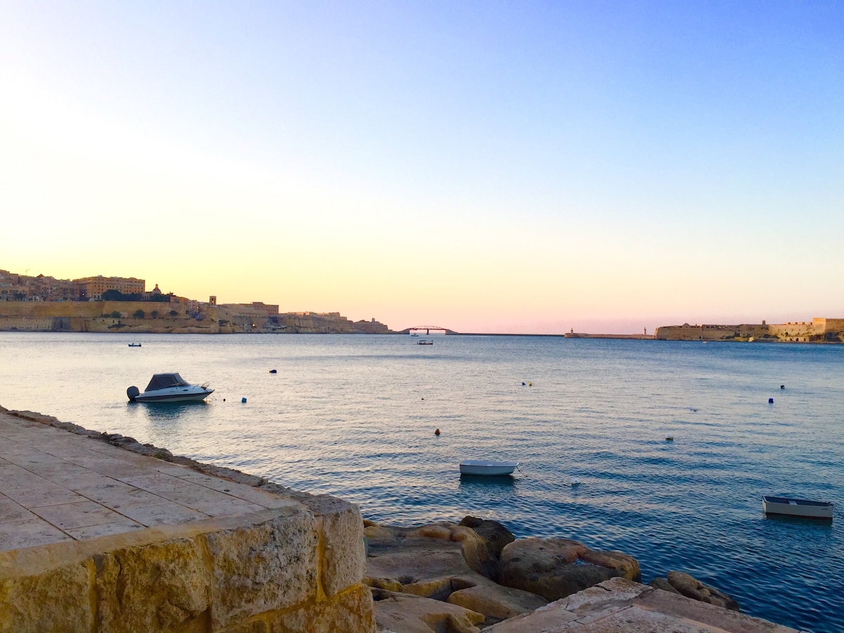 Modern Seafront Grand Harbour Apartment in Birgu