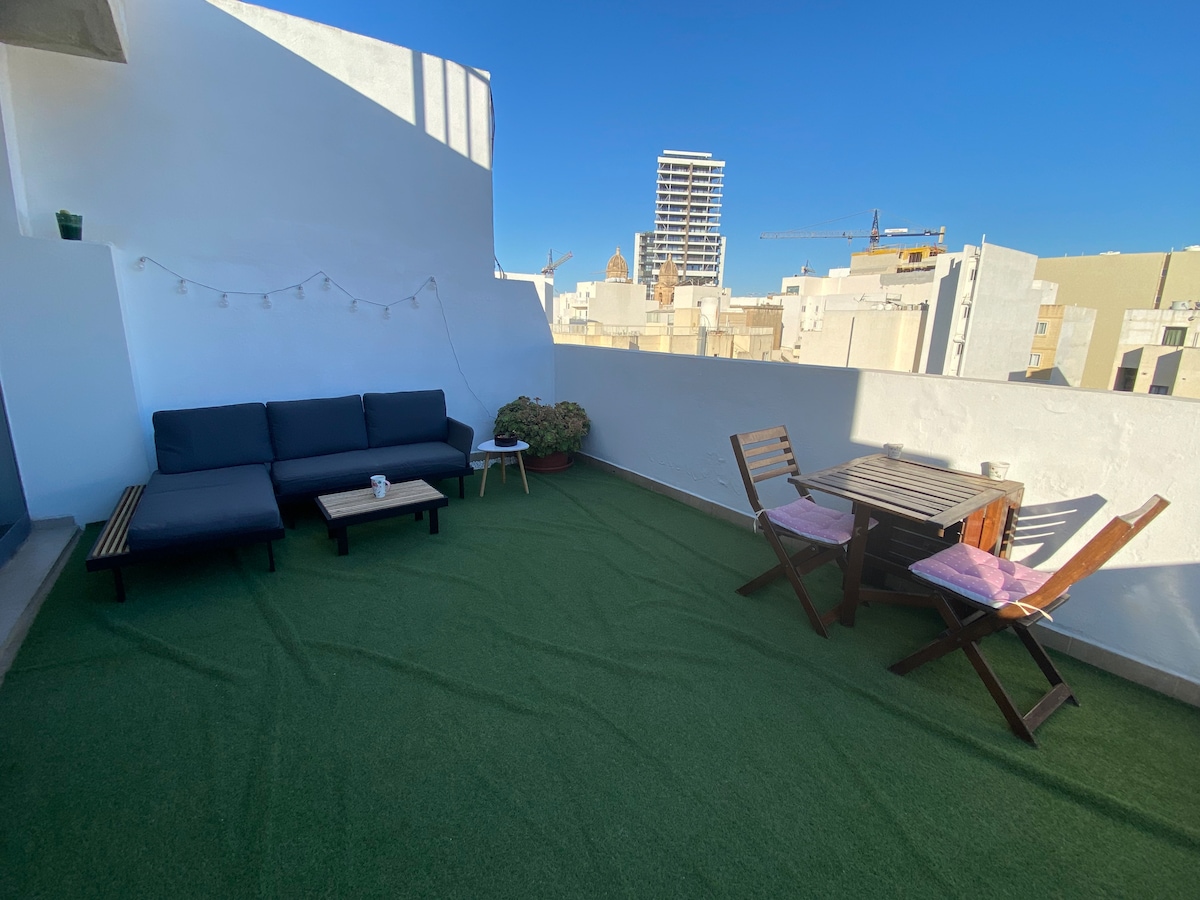 Bright and spacious penthouse 1 min from sea