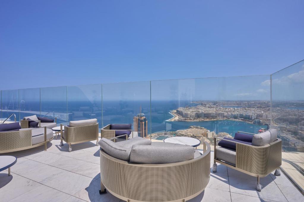 Sky High Luxury Apartment in Mercury Towers with Infinite Seaviews