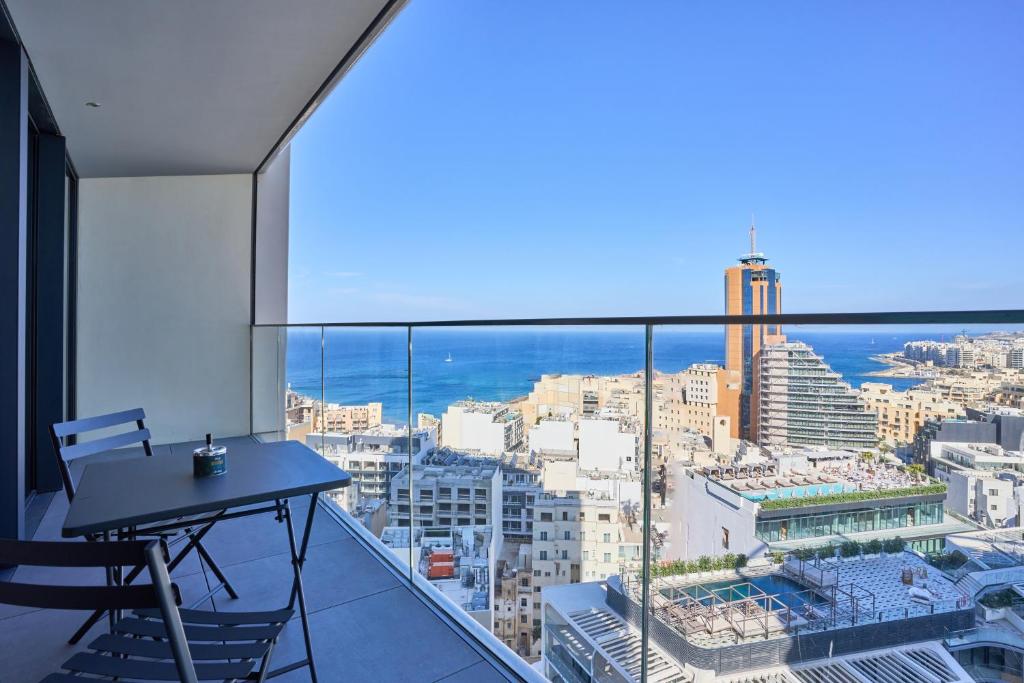 14th Floor Seaview Luxury Apartment