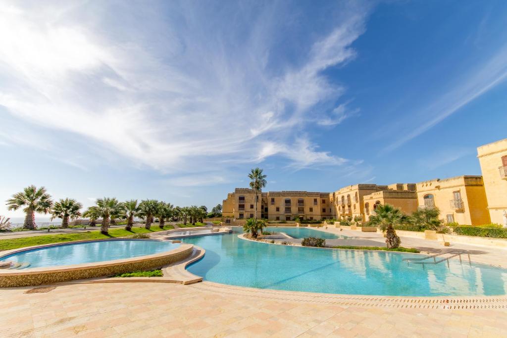 Luxury Stay with Jacuzzi, BBQ and Huge Pool