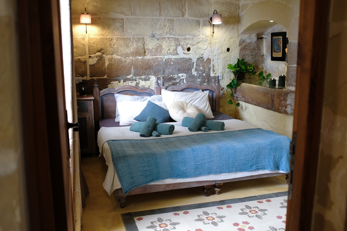 Cozy Twin Room with Patio – Farmhouse, Gozo 