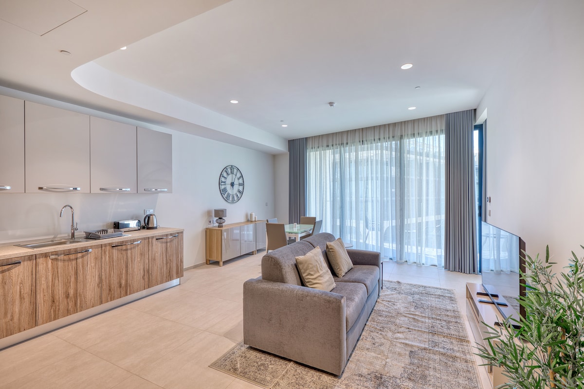 Stylish 1BR Getaway in Iconic Mercury Towers