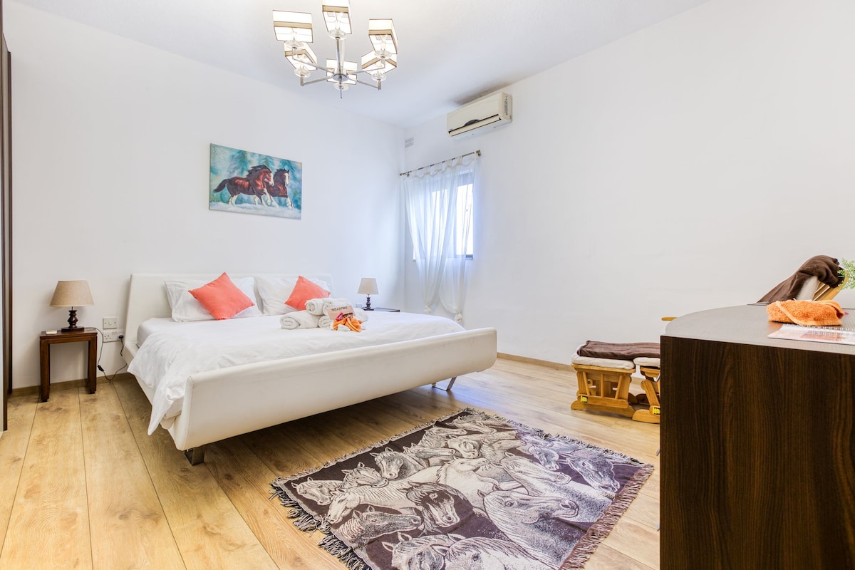 Lovely Private Bedroom - Central