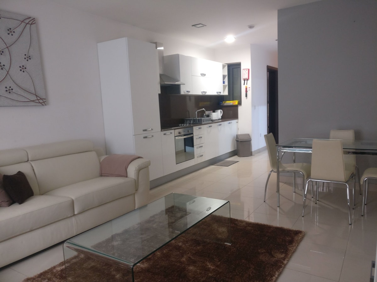 Sliema, 2 bdrm Apt. Beach 200m J14