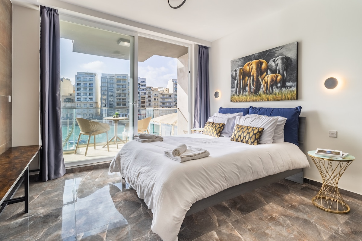 Luxury Spinola Studio | Sea Front | Entertainment