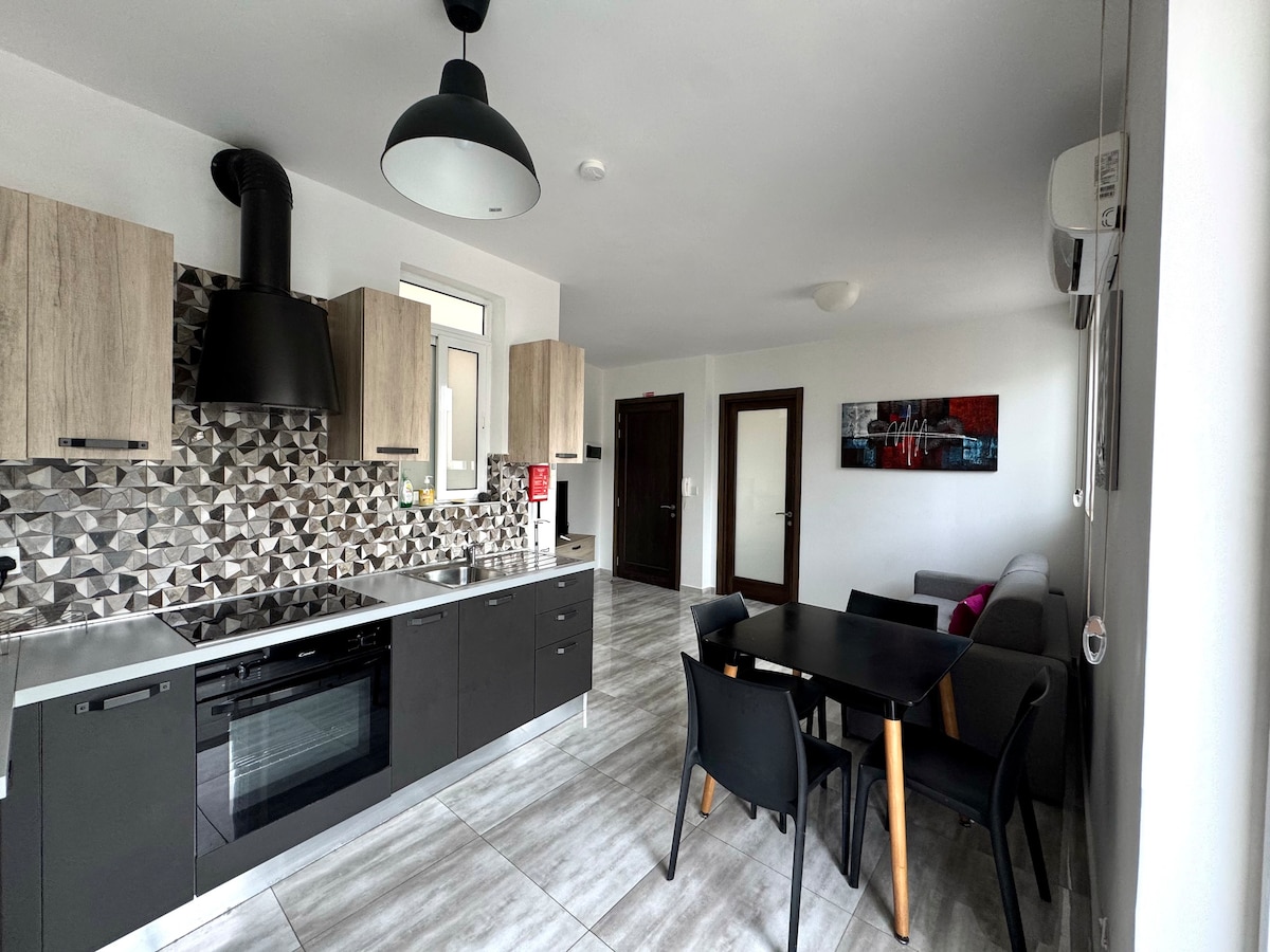 Steps from Three Cities 2BR Apt